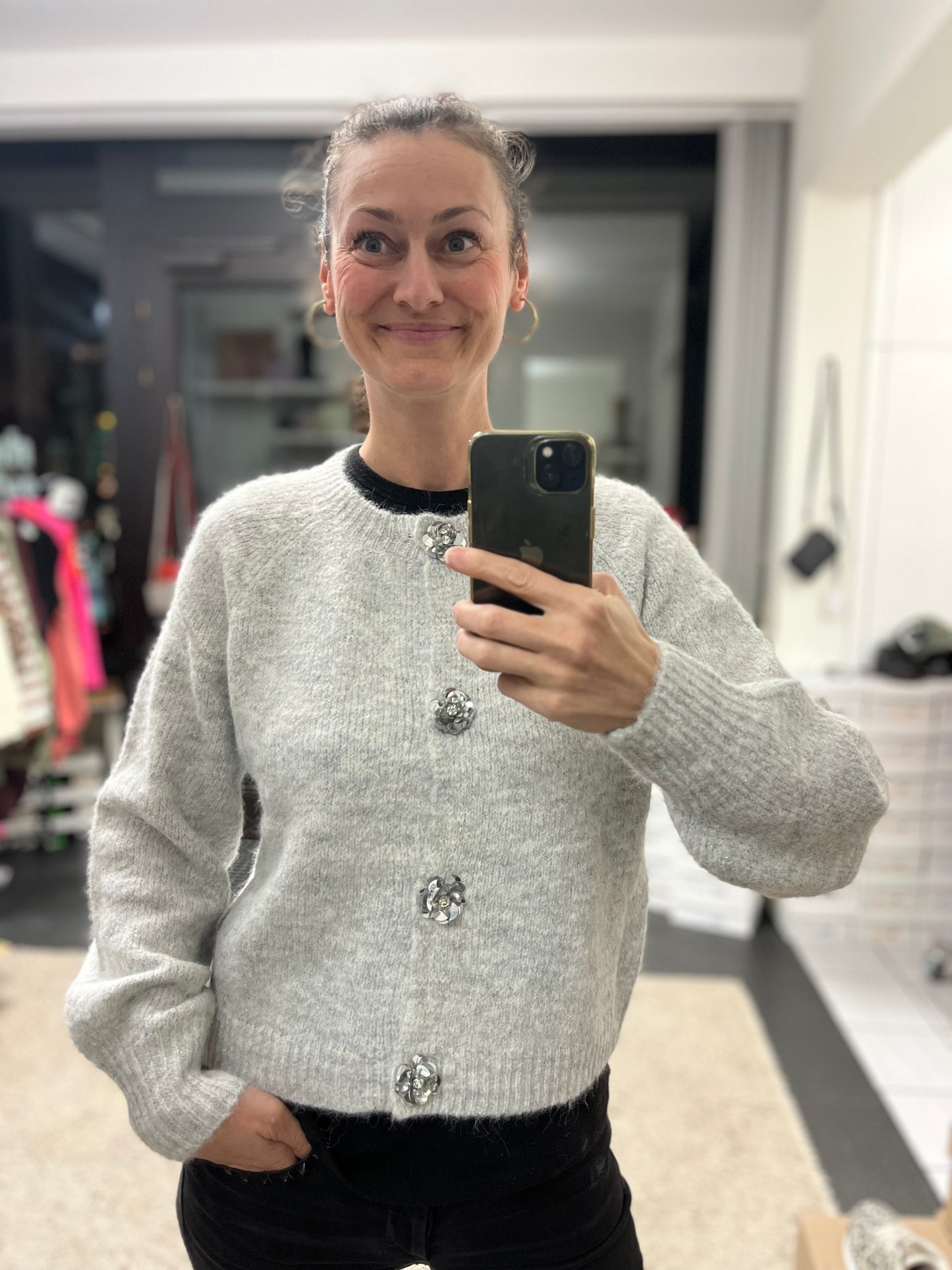 Strickweste mit Glitzerblumen