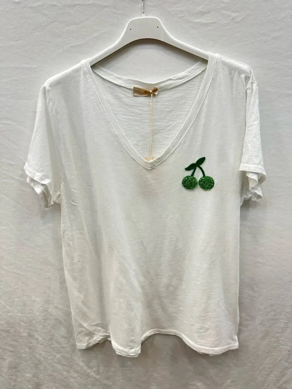 Besticktes T-Shirt mit Kirsche