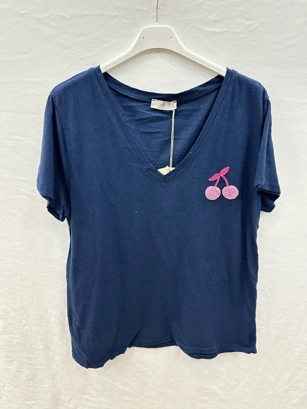 Besticktes T-Shirt mit Kirsche