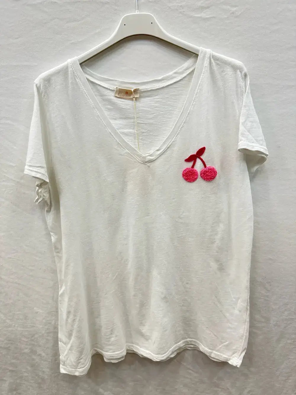 Besticktes T-Shirt mit Kirsche