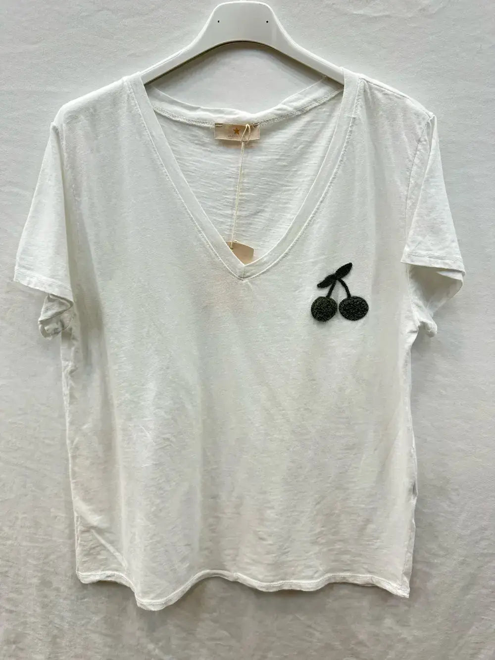 Besticktes T-Shirt mit Kirsche