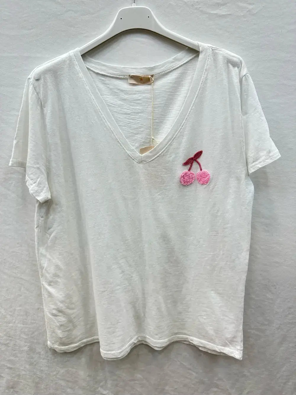 Besticktes T-Shirt mit Kirsche