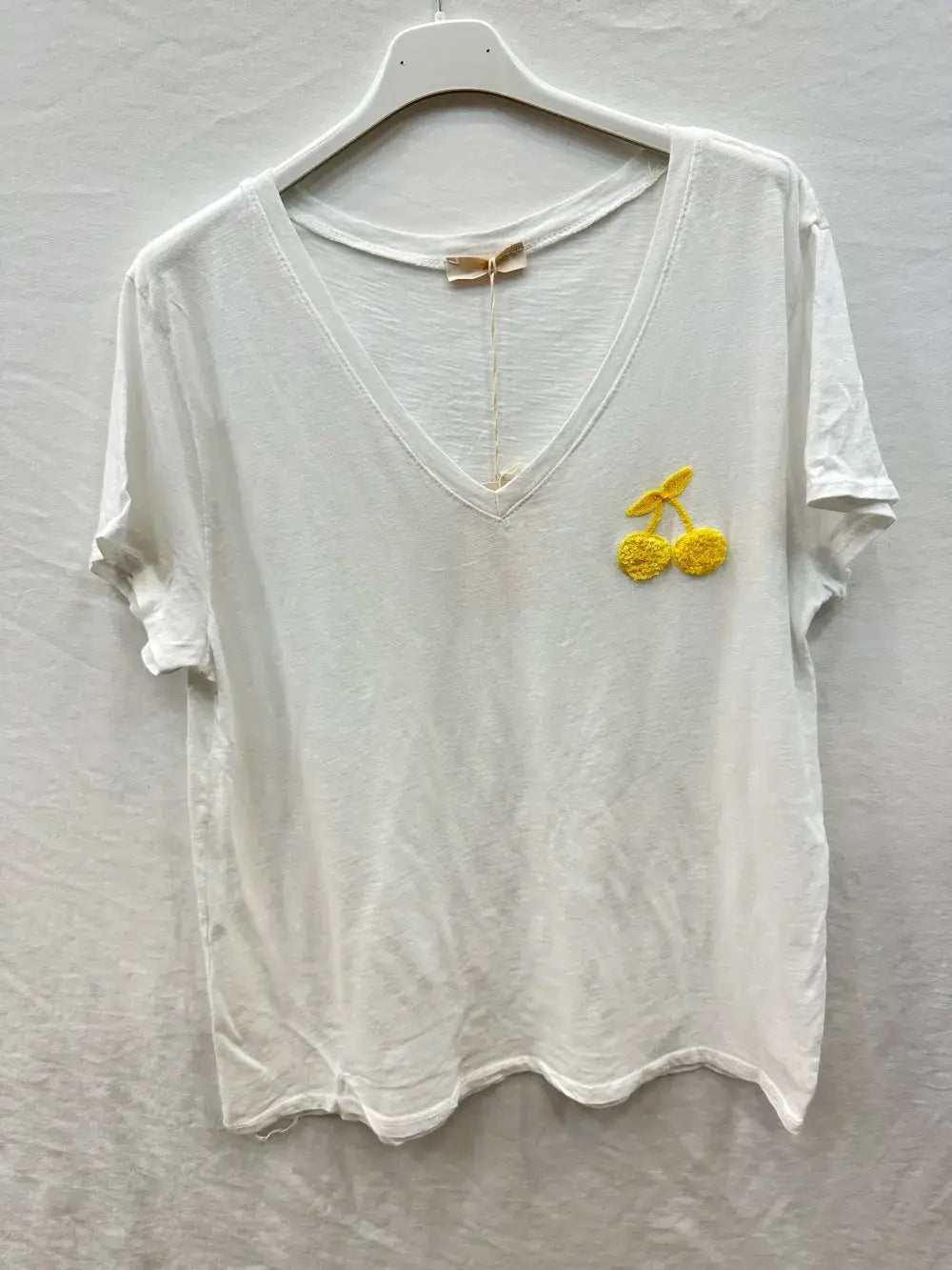 Besticktes T-Shirt mit Kirsche