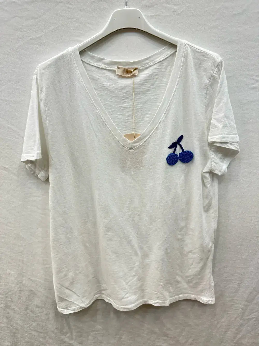 Besticktes T-Shirt mit Kirsche