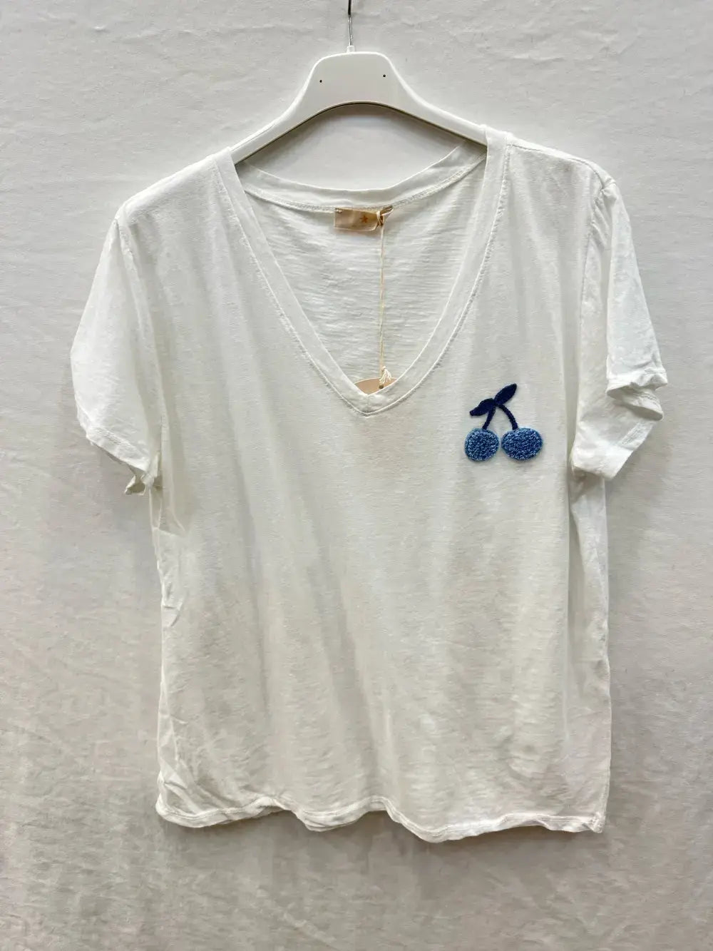 Besticktes T-Shirt mit Kirsche