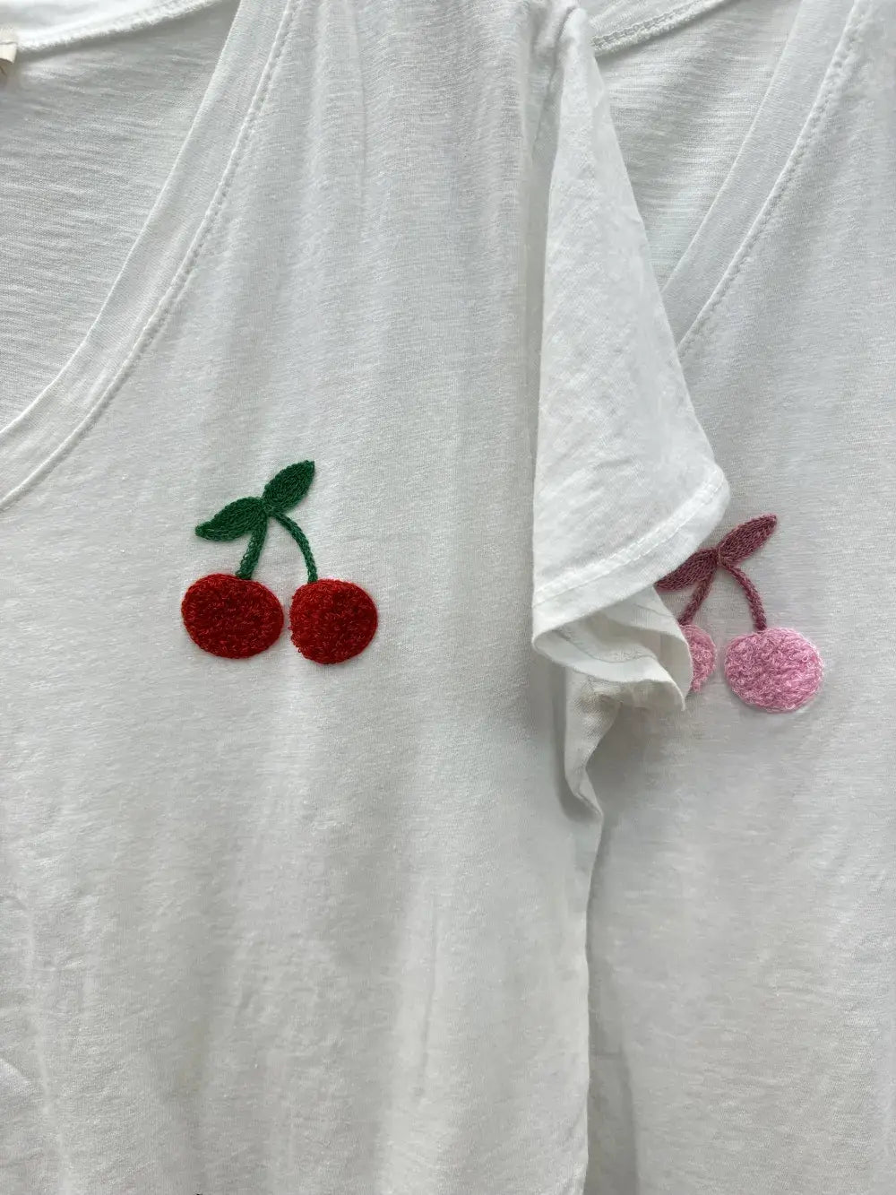 Besticktes T-Shirt mit Kirsche