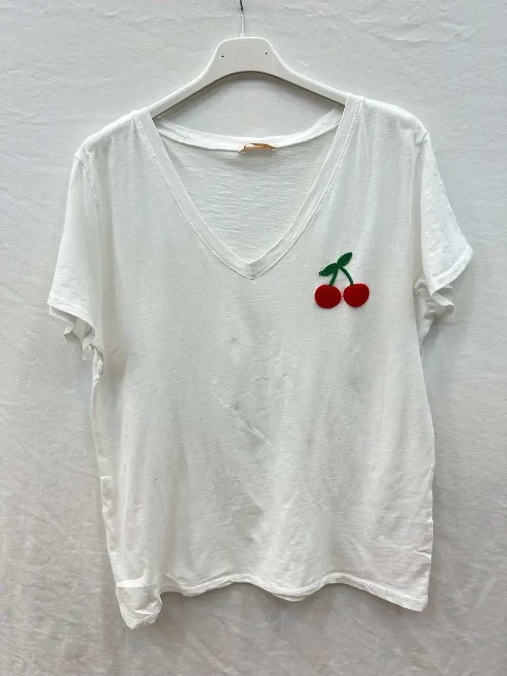 Besticktes T-Shirt mit Kirsche
