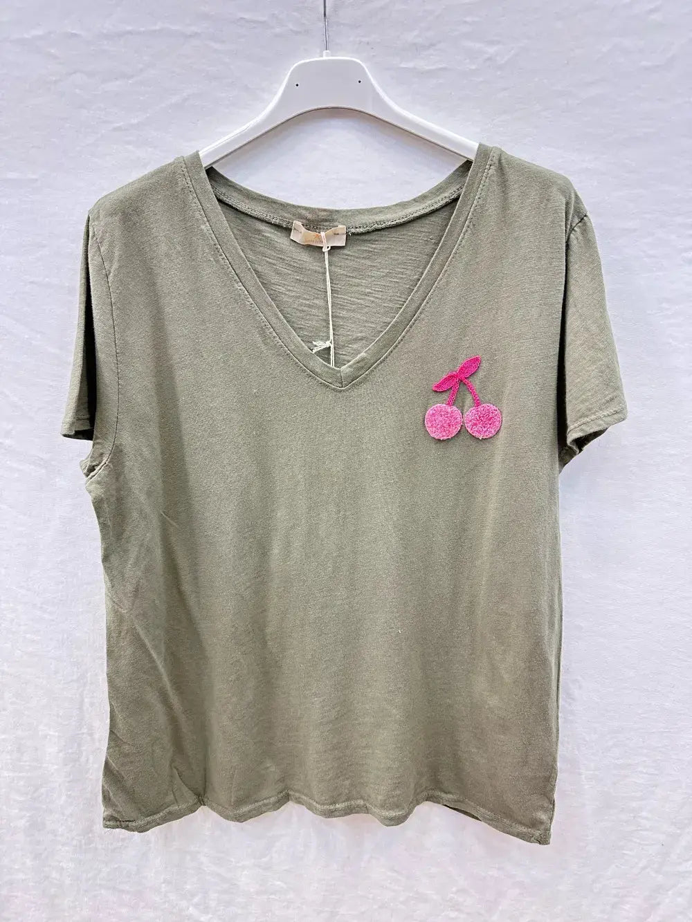 Besticktes T-Shirt mit Kirsche
