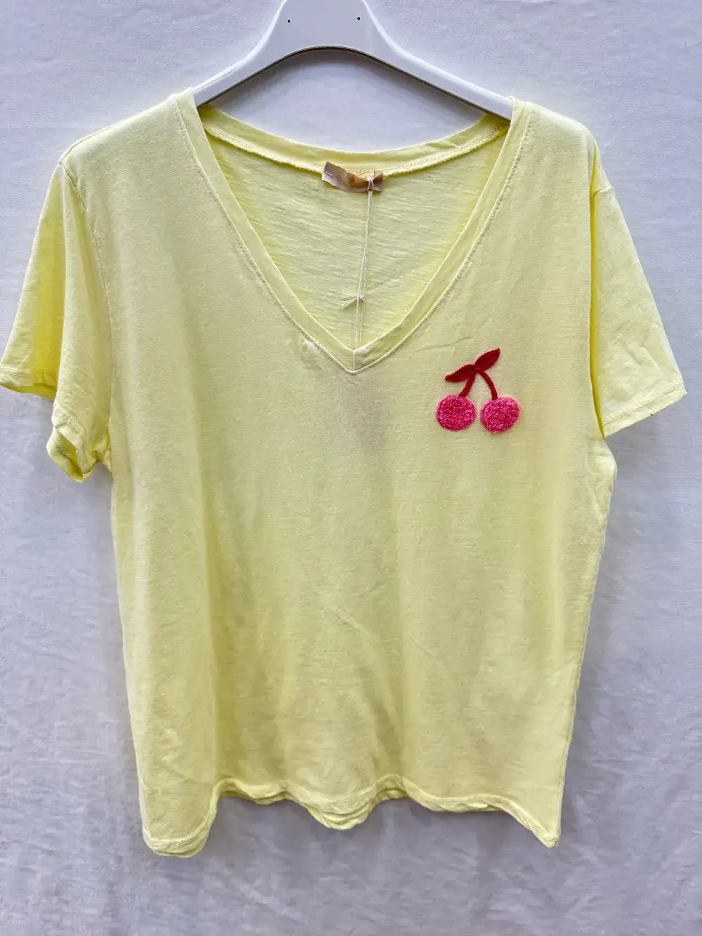 Besticktes T-Shirt mit Kirsche