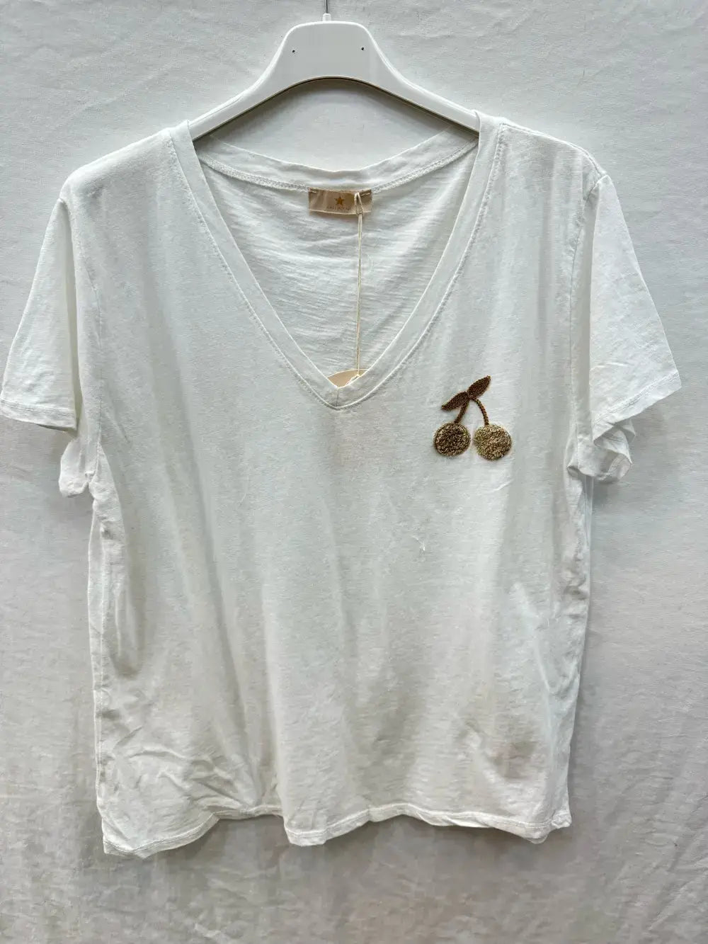 Besticktes T-Shirt mit Kirsche