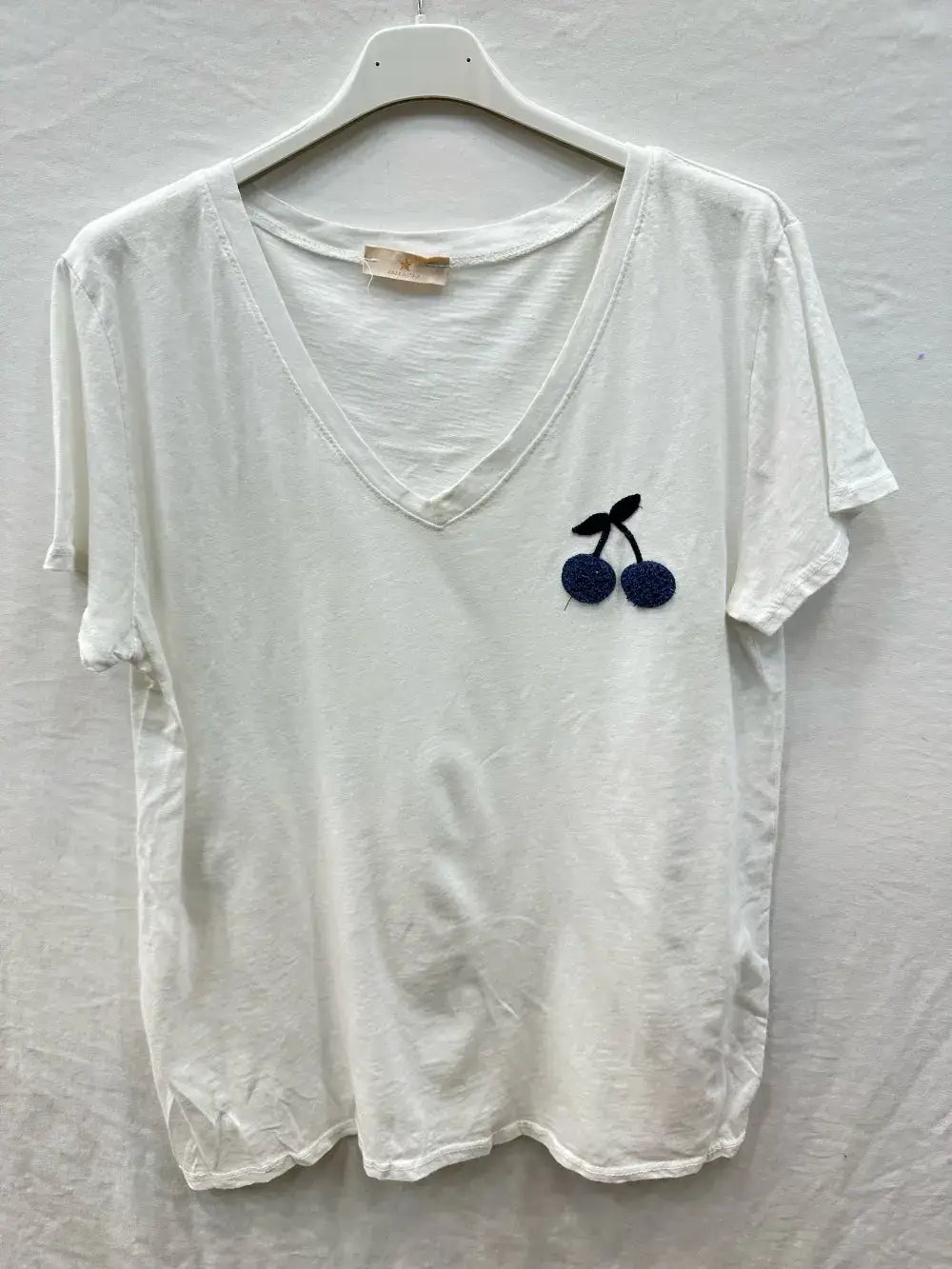 Besticktes T-Shirt mit Kirsche
