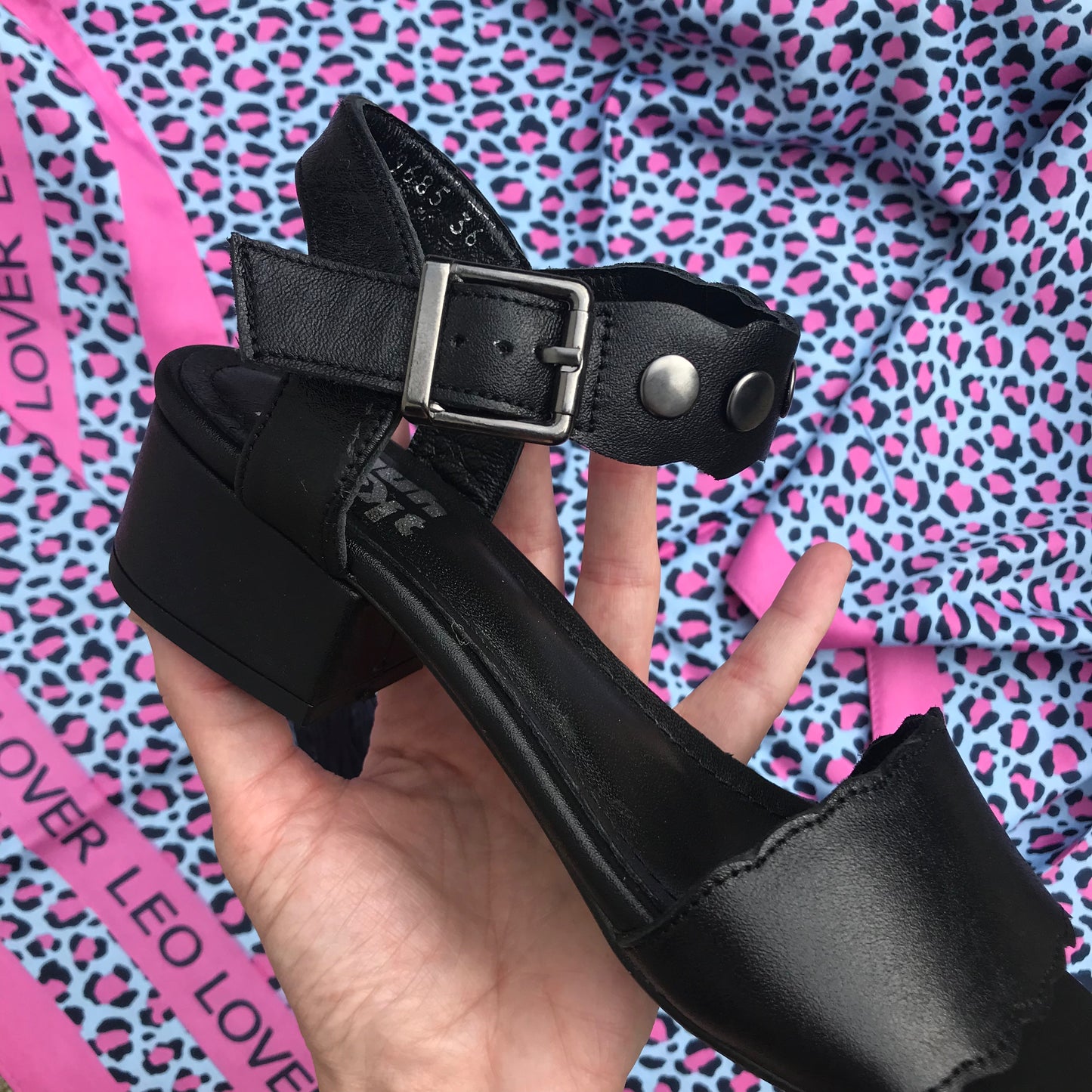 The Schuh Effekt Sandalen Schwarz