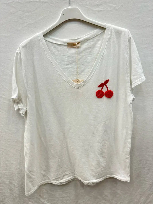 Besticktes T-Shirt mit Kirsche